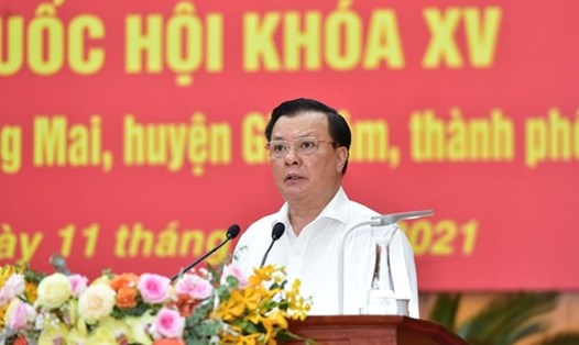 Ủy viên Bộ Chính trị, Bí thư Thành ủy Hà Nội Đinh Tiến Dũng bày tỏ với cử tri. Ảnh: Việt Thắng
