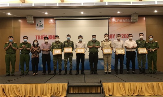 TP Phú Quốc khen thưởng cho quần chúng nhân dân góp phần chống tình trạng nhập cảnh trái phép. Ảnh: PV