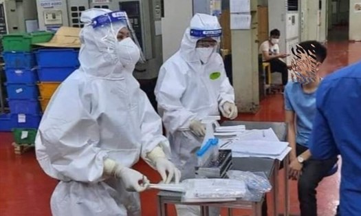 Nhân viên y tế lấy mẫu xét nghiệm tại Công ty TNHH Shin Young Việt Nam (Khu công nghiệp Vân Trung, huyện Việt Yên, tỉnh Bắc Giang). Ảnh: Báo Bắc Giang.