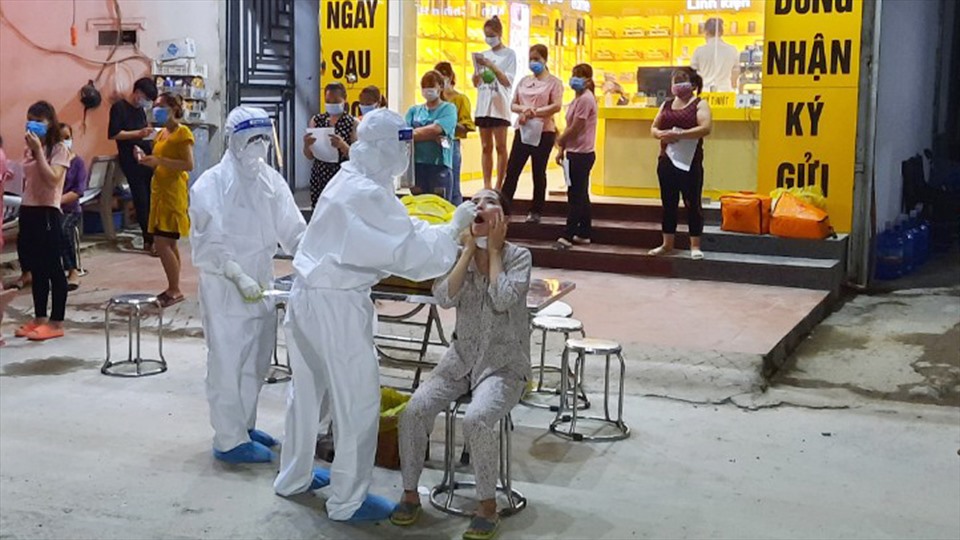 Xét nghiệm COVID-19 cho công nhân và người dân ở thị trấn Nếnh (Việt Yên, Bắc Giang). Ảnh: Báo Bắc Giang