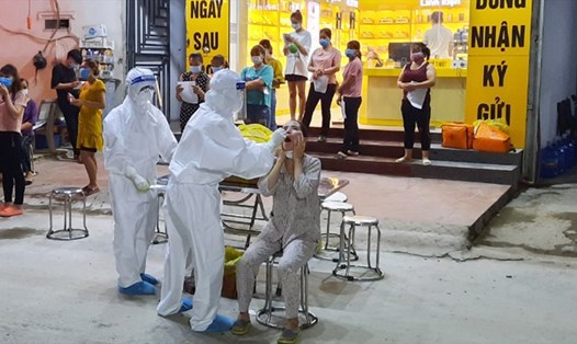 Xét nghiệm COVID-19 cho công nhân và người dân ở thị trấn Nếnh (Việt Yên, Bắc Giang). Ảnh: Báo Bắc Giang