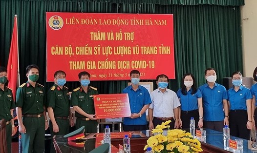 LĐLĐ tỉnh Hà Nam tặng quà hỗ trợ phòng, chống dịch COVID-19 cho cán bộ, chiến sỹ Trung đoàn 151. Ảnh: Hải Yến.
