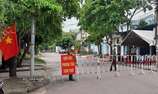 Phong tỏa tạm thời một địa điểm có ca mắc COVID-19 ở thành phố Đông Hà, tỉnh Quảng Trị. Ảnh: HT.