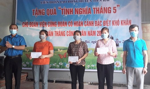 Lãnh đạo Liên đoàn Lao động huyện Tiền Hải (tỉnh Thái Bình) trao quà tình nghĩa tháng 5 tại Công ty TNHH HA HAE Việt Nam. Ảnh: Bá Mạnh