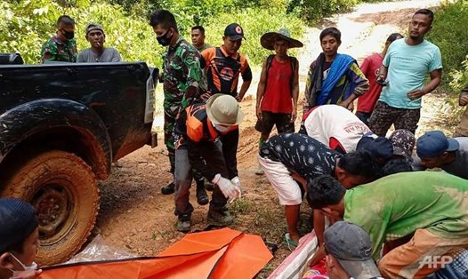 Lực lượng cứu hộ Indonesia tiến hành giải cứu người gặp nạn. Ảnh: AFP