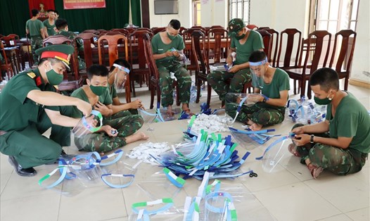 Cán bộ chiến sĩ Bộ chỉ huy Quân sự tỉnh Thừa Thiên Huế làm hàng nghìn mặt nạ chắn giọt bắn để tặng nước bạn Lào phòng chống dịch COVID-19. Ảnh: T.Tình