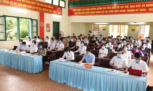 Những người ứng cử đại biểu HĐND tỉnh Ninh Bình khoá XV tiếp xúc cử tri. Ảnh: NT