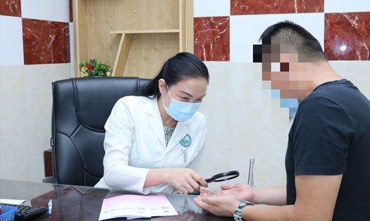 Bác sĩ Nguyễn Thị Thanh Thơ - Phó trưởng khoa Lâm sàng 3, Bệnh viện Da Liễu - thăm khám, tư vấn về bệnh lây truyền qua đường tình dục. Ảnh minh họa: BVCC