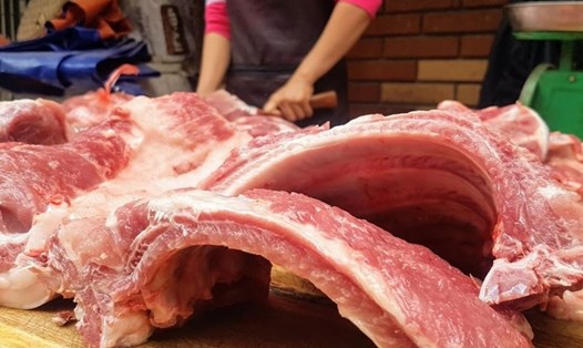Giá lợn hơi rời  mốc 70.000 đồng/kg đã kéo giá thịt lợn tại miền Bắc giảm mạnh. Ảnh: Vũ Long