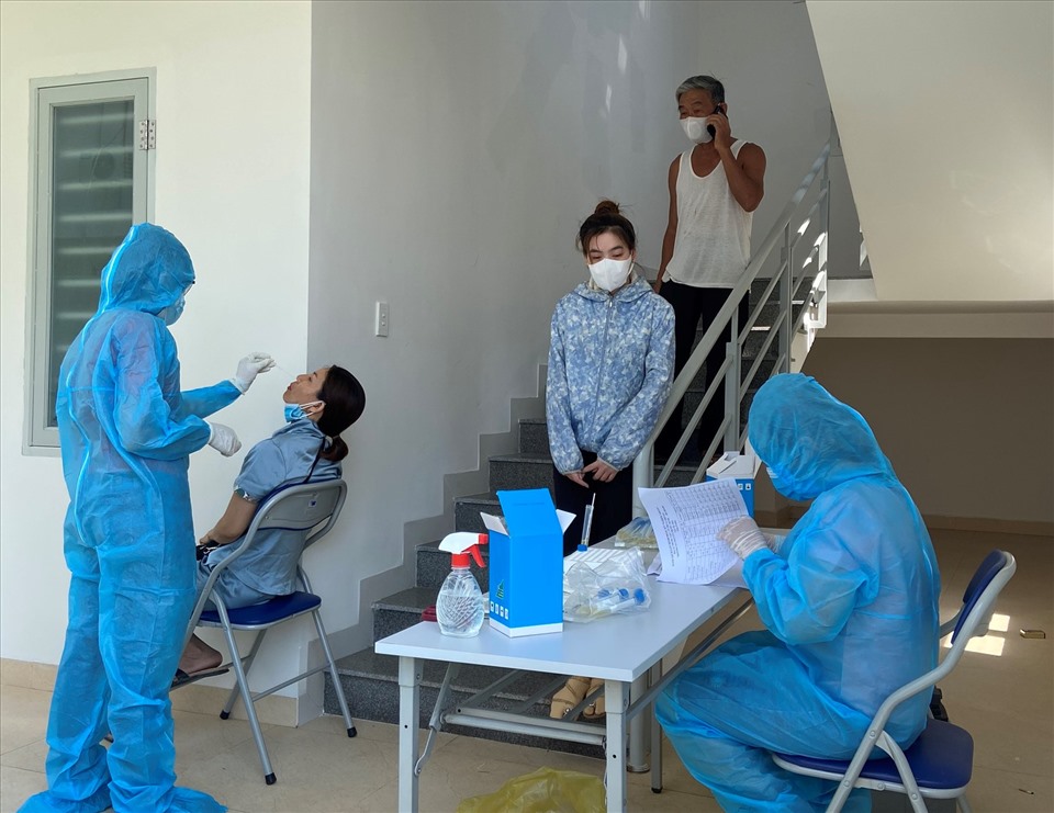 Ngành Y tế Quảng Nam lấy mẫu xét nghiệm. Ảnh: Thanh Chung