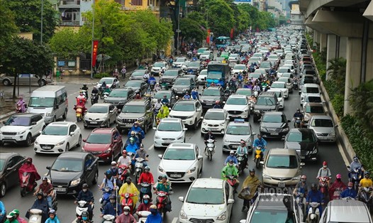 Ùn tắc giao thông trên đường Láng (Hà Nội). Ảnh: Hải Nguyễn