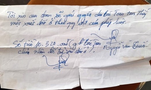 Giấy nhận tiền viết tay của ông Nguyễn Văn Tuấn - Chủ tịch UBND xã Hoà Lộc. Ảnh: T.L