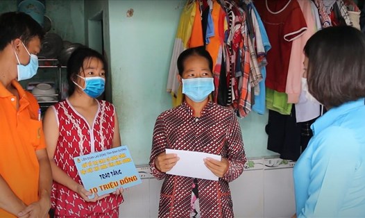 LĐLĐ tỉnh Bình Dương trao hỗ trợ 10 triệu đồng cho chị Nguyễn Kim Cương. 
Ảnh: Hoàng Trung