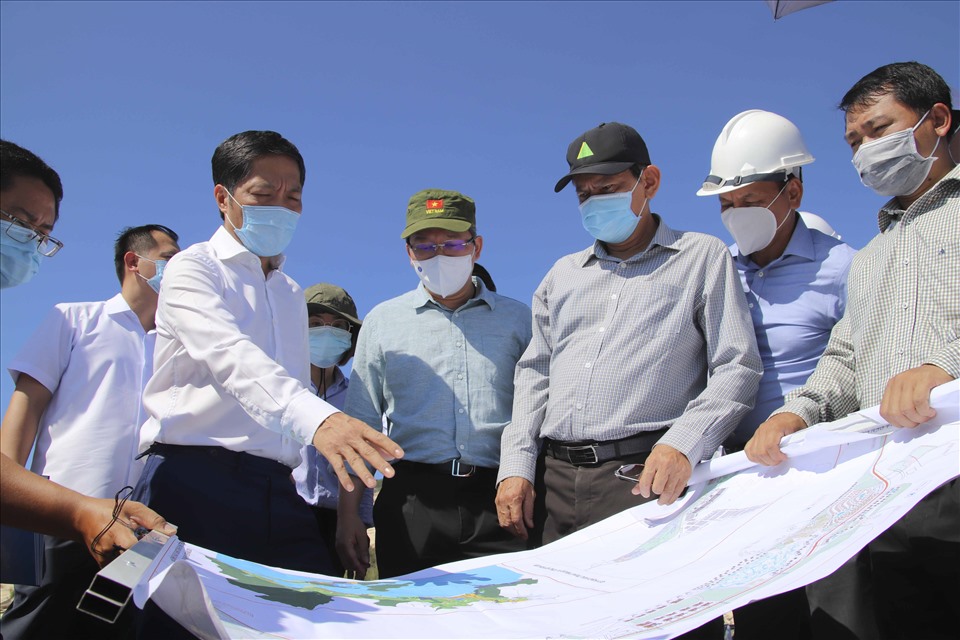 Trưởng ban Kinh tế trung ương Trần Tuấn Anh làm việc tại Khu Kinh tế Vân Phong. Ảnh: Thanh Trung