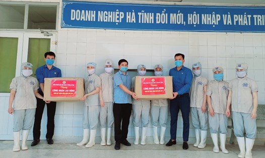 Công đoàn các KKT tỉnh Hà Tĩnh tặng các thùng áo phông cho nữ công nhân Công ty Xuất nhập khẩu Thủy sản Nam Hà Tĩnh. Ảnh: CĐ.