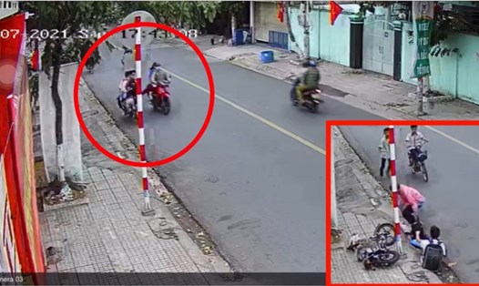 Hai học sinh bị đạp ngã trên đường. Ảnh cắt từ video người dân cung cấp