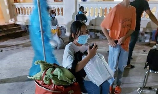 Học sinh lớp 7 Trường THCS Tân Châu chuẩn bị đồ đạc để đi cách ly sau khi bạn học mắc COVID-19. Ảnh: NTCC