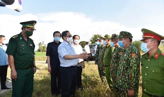 Thủ tướng Phạm Minh Chính kiểm tra công tác phòng, chống dịch COVID-19 trên tuyến biên giới Tây Nam ngày 9.5. Ảnh: VGP