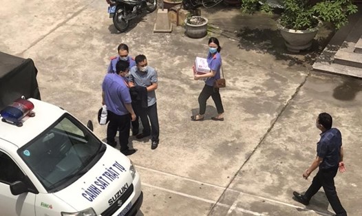 Trưa ngày 11.5, Viện Kiểm sát nhân dân tối cao thực hiện lệnh bắt 3 cán bộ công an quận Đồ Sơn, Hải Phòng. Ảnh CTV