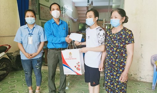 Công đoàn các KCN tỉnh Hải Dương trao quà cho CNLĐ bệnh hiểm nghèo Công ty TNHH SUMIDENSO VN. Ảnh Diệu Thúy