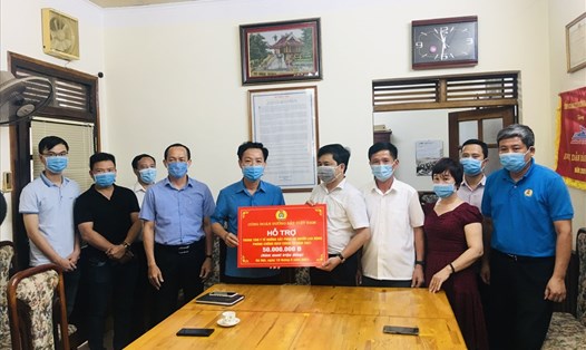 Công đoàn Đường sắt Việt Nam hỗ trợ Trung tâm Y tế Đường sắt 50 triệu đồng để phục vụ người lao động phòng chống dịch COVID-19. Ảnh: Chu Kiên