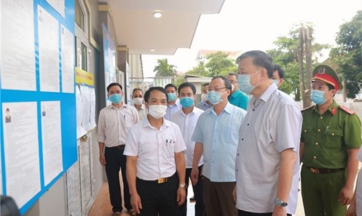 Bộ trưởng Bộ Công an Tô Lâm cùng các đại biểu kiểm tra công tác bầu cử tại Nhà văn hóa thôn Lực Điền, xã Minh Châu, huyện Yên Mỹ, tỉnh Hưng Yên, ngày 10.5.2021. Ảnh: BCA