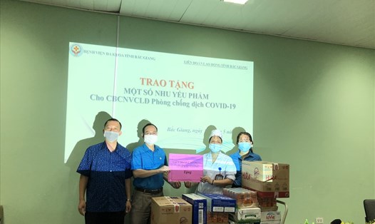 Liên đoàn Lao động tỉnh Bắc Giang trao quà tới cán bộ công nhân viên chức lao động phòng chống dịch tại Bệnh viện Đa khoa tỉnh. Ảnh: Đỗ Thanh