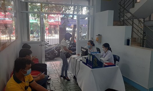Trung tâm Kiểm soát bệnh tật tỉnh Khánh Hòa tổ chức tiêm vaccine cho phóng viên. Ảnh: X.H