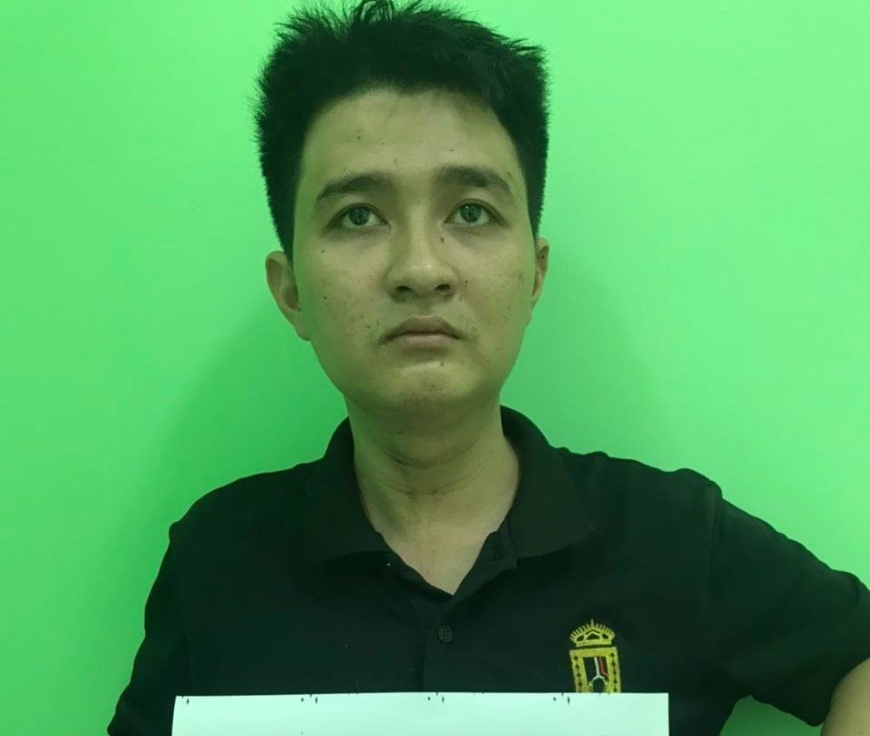 Đối tượng chém cha ruột trọng thương ở Bình Dương bị công an bắt giữ. Ảnh công an cung cấp