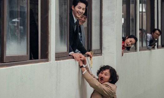 Song Joong Ki được bạn diễn khen ngợi khi đóng chung "Vincenzo". Ảnh cắt phim.