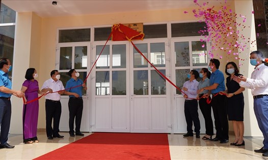 Các đại biểu tiến hành nghi thức cắt băng khánh thành công trình Nhà đa năng Trường THCS Quán Toan (Hồng Bàng) chào mừng cuộc bầu cử đại biểu Quốc hội, HĐND. Ảnh Mai Dung