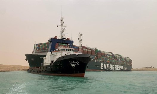 Tàu Ever Given mắc kẹt hồi tháng 3 khiến kênh đào Suez tê liệt trong gần một tuần. Ảnh: Cơ quan quản lý kênh đào Suez.