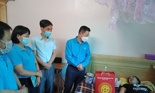 Chủ tịch Liên đoàn Lao động Thành phố Hà Nội thăm, trao hỗ trợ cho công nhân Nguyễn Thị Tằm nhân Tháng Công nhân 2021. Ảnh: Ngọc Ánh