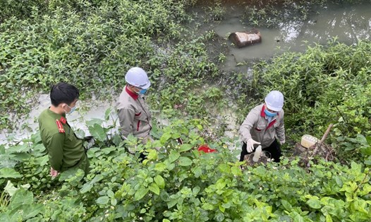Cơ quan chức năng kiểm tra lấy mẫu nước thải đối với Chi nhánh Công ty TNHH gốm sứ Quang Vinh, địa chỉ tại phường Mạo Khê, thị xã Đông Triều (Quảng Ninh). Ảnh: CAQN