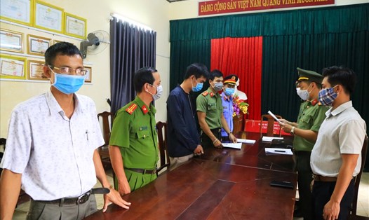 Cơ quan công an thi hành lệnh khởi tố, bắt giam các đối tượng tổ chức cho người Trung Quốc nhập cảnh trái phép vào Việt Nam. Ảnh: CA.