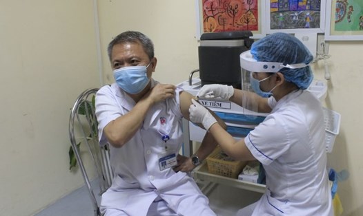 GS.TS Lê Ngọc Thành- Giám đốc Bệnh viện E tiêm vaccine COVID-19. Ảnh: BVCC