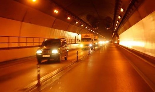 Khi di chuyển trong hầm đường bộ, dù có đủ ánh sáng, tài xế vẫn nên bật đèn chiếu gần. Ảnh: Tuấn Nguyên