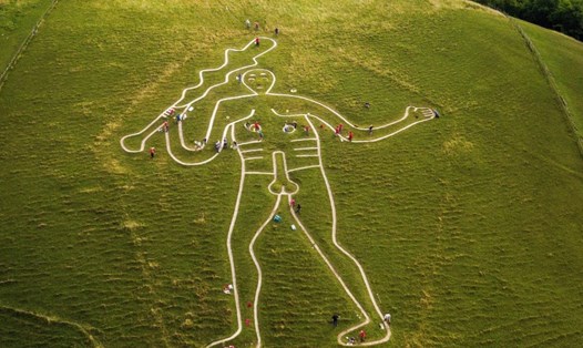 Người khổng lồ Cerne cao 55m trên một ngọn đồi ở tây nam nước Anh. Ảnh: National Trust