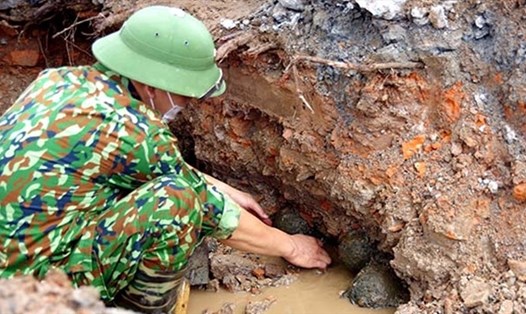 Lực lượng công binh di chuyển số vật nghi là bom được tìm thấy về nơi an toàn. Ảnh Quang Thúy (Bộ CHQS Hải Dương)