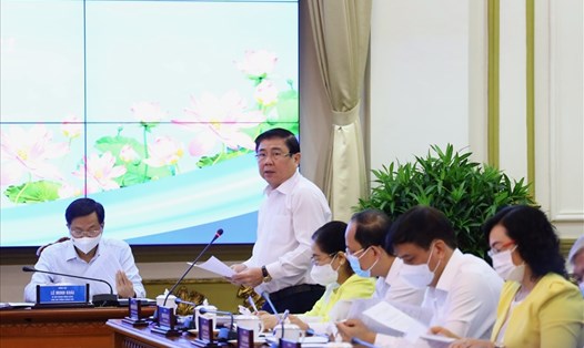 Chủ tịch UBND TPHCM Nguyễn Thành Phong báo cáo tại cuộc họp.  Ảnh: TTBC
