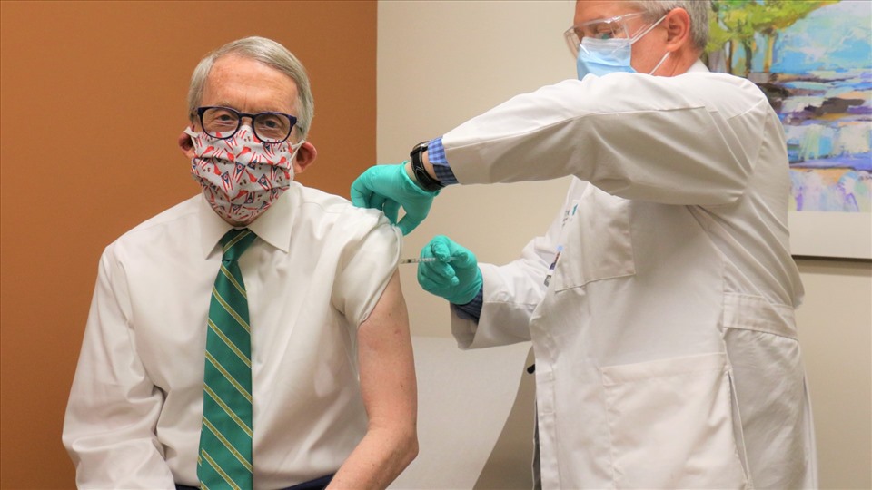 Thống đốc Ohio Mike DeWine tiêm vaccine COVID-19. Ảnh: AFP