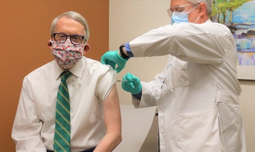 Thống đốc Ohio Mike DeWine tiêm vaccine COVID-19. Ảnh: AFP