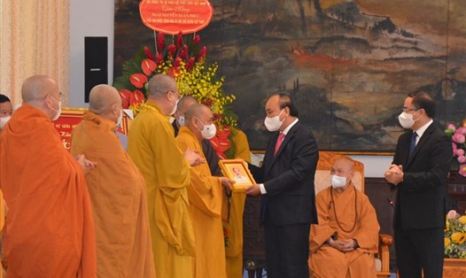 Chủ tịch Nước tặng chân dung Chủ tịch Hồ Chí Minh cho đại biểu của Giáo hội Phật giáo Việt Nam. Ảnh: Huyên Nguyễn