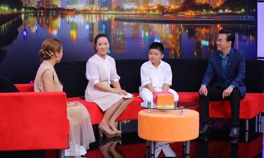 Ốc Thanh Vân tâm sự với chuyên gia và mẹ Phong Sơn. Ảnh: CTCC.