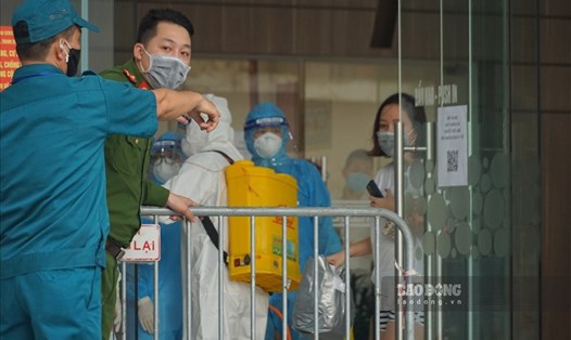 Chiều 12.5, Hà Nội khẩn cấp cách ly y tế tòa nhà Center Point Lê Văn Lương - nơi ở của Giám đốc Hacinco và vợ. Ảnh: TG