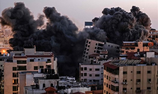 Khói lửa bốc lên sau loạt không kích của Israel xuống Dải Gaza ngày 11.5.2021. Ảnh: AFP