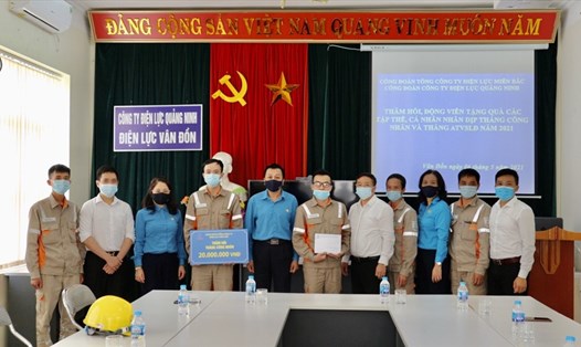 Các cấp Công đoàn Điện lực Việt Nam tặng quà đoàn viên có hoàn cảnh khó khăn. Ảnh: CĐĐL