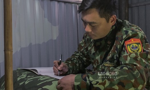 Thiếu úy Lầu A Nam bên trang nhật ký từ nơi tuyến đầu chống dịch. Ảnh: Văn Thành Chương.