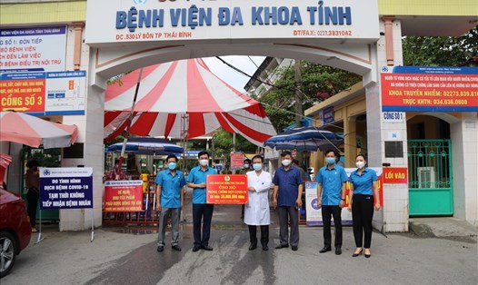 Lãnh đạo Liên đoàn Lao động tỉnh Thái Bình trao tặng quà Bệnh viên Đa khoa tỉnh. Ảnh Bá Mạnh