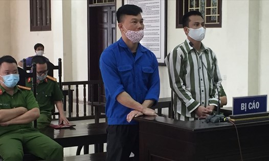 Các bị cáo Kiên "Khuể" và Trường "Con" tại phiên tòa hôm nay do Toà án nhân dân tỉnh Thái Bình tổ chức. Ảnh: T.H
